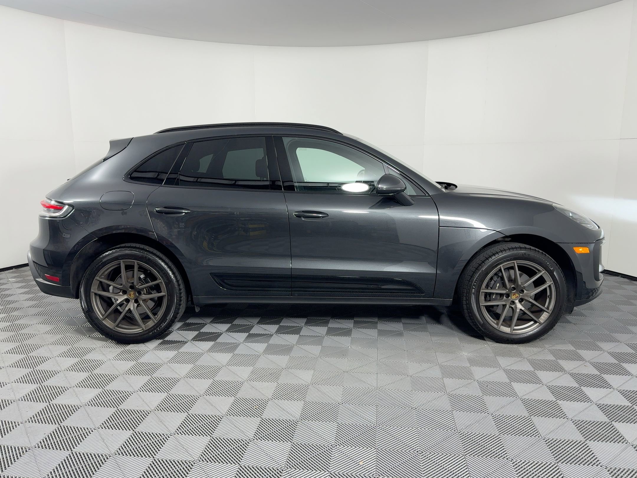 Certified 2025 Porsche Macan image 8