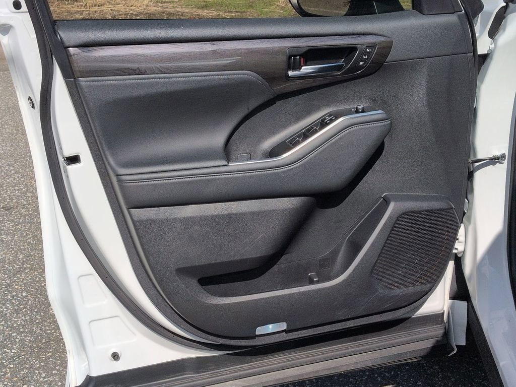 Used 2024 Toyota Highlander Limited AWD/4WD image 32