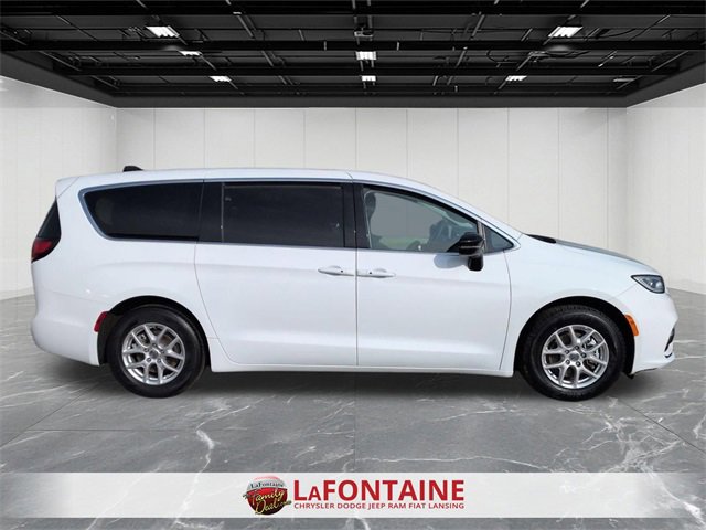 Used 2024 Chrysler Pacifica Touring-L image 6