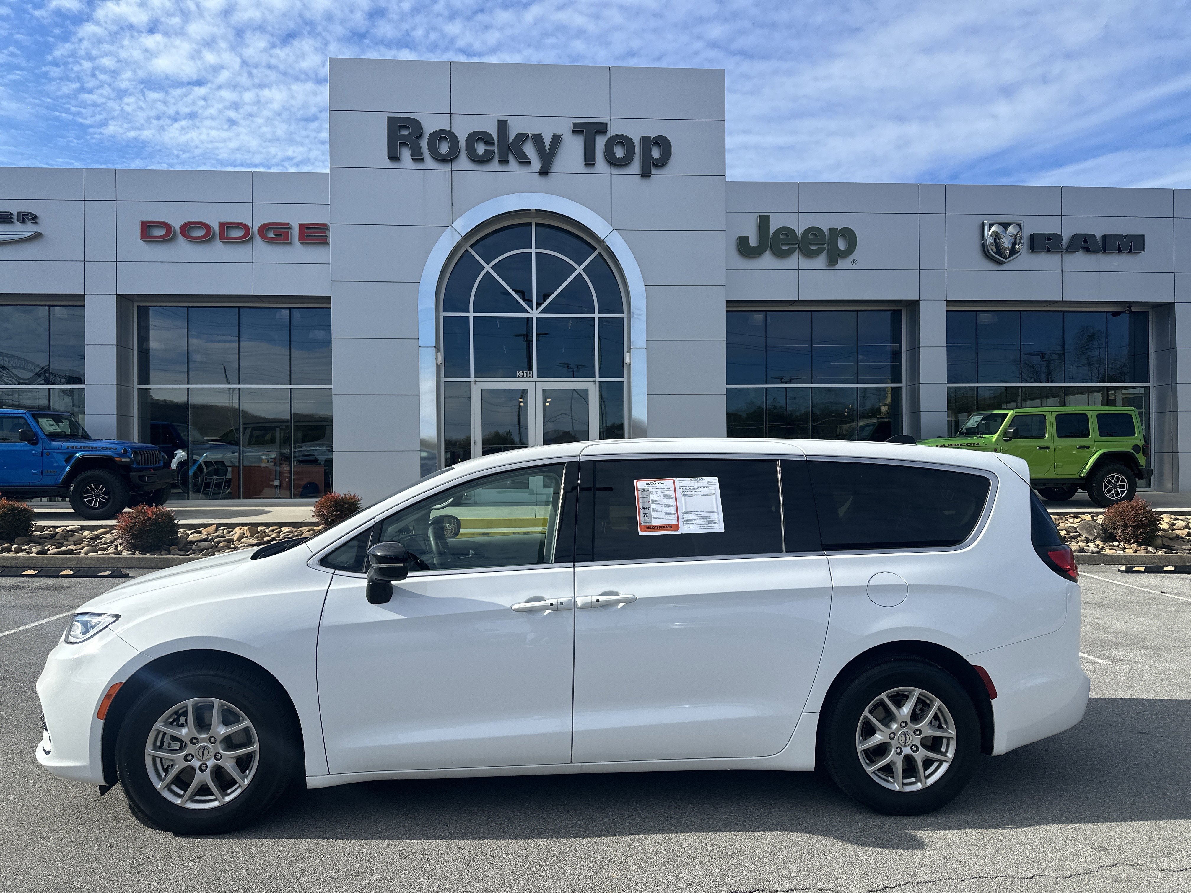 Used 2024 Chrysler Pacifica Touring-L