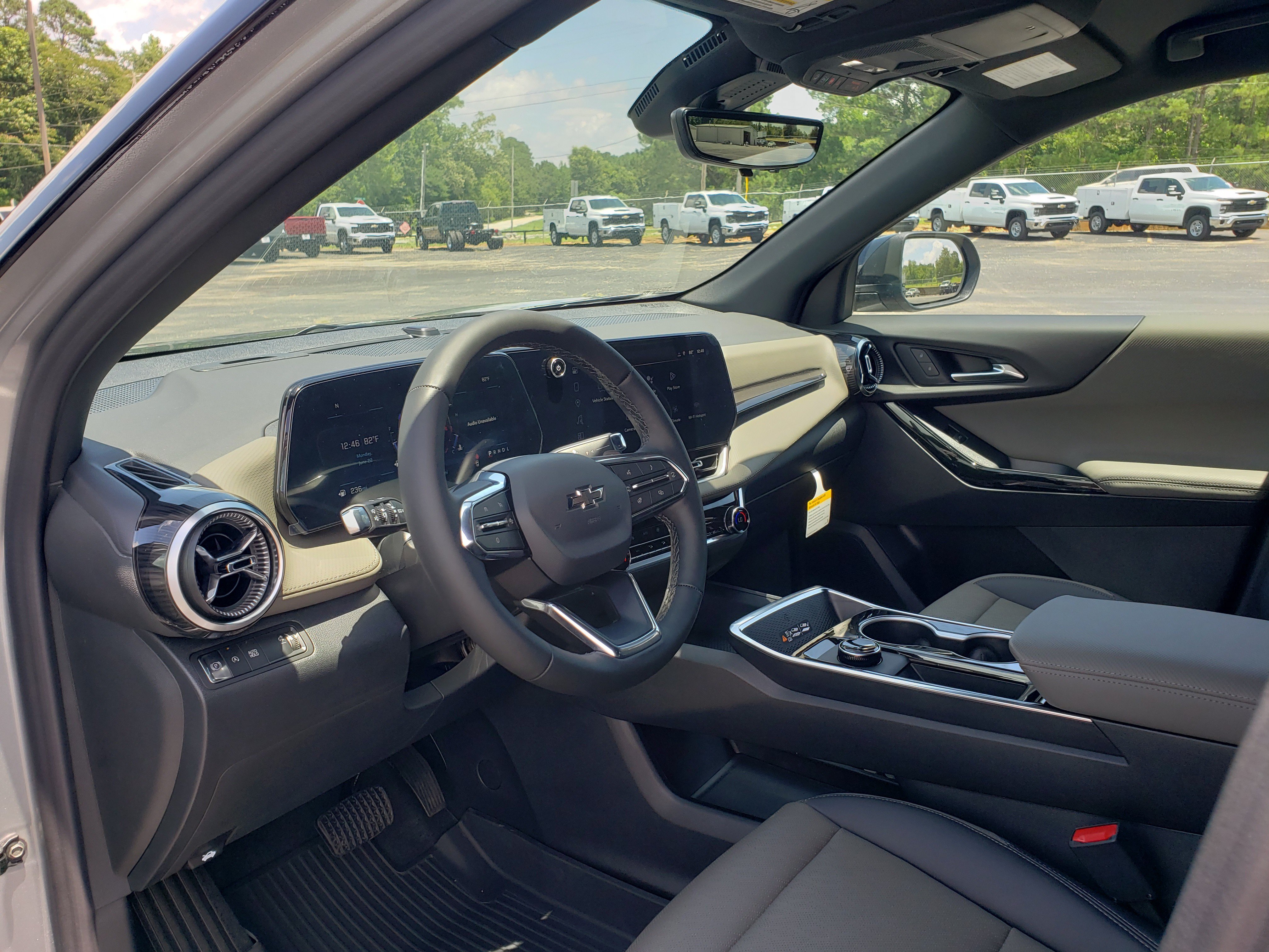 New 2026 Chevrolet Equinox LT w/ Convenience Package II FWD image 24