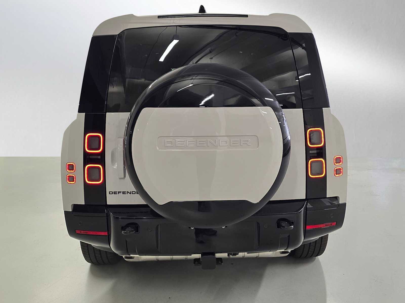 New 2026 Land Rover Defender 130 X-Dynamic SE image 4