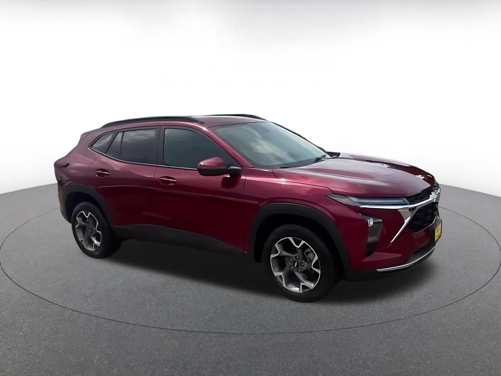 Used 2025 Chevrolet Trax LT FWD image 2