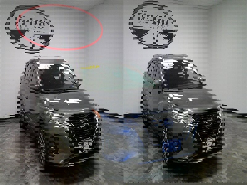 Used 2023 Nissan Kicks SV image 1