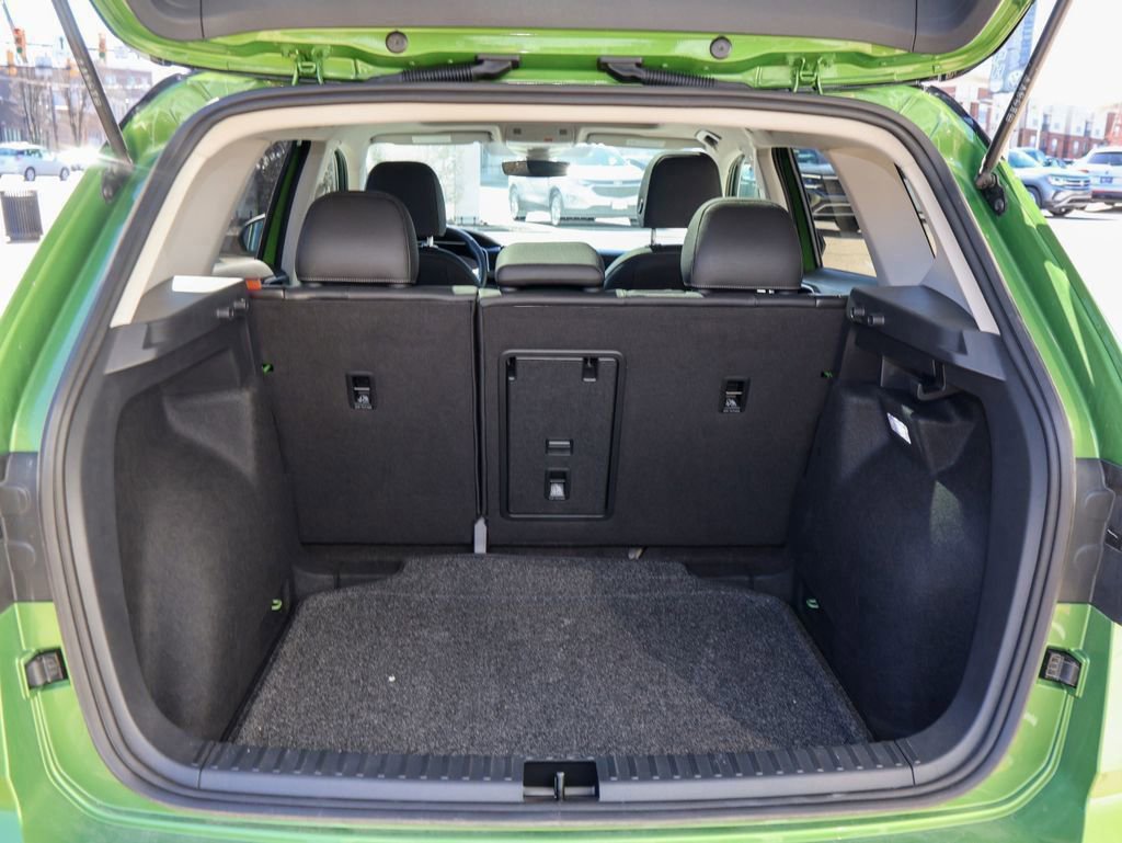 Certified 2025 Volkswagen Taos SE image 10