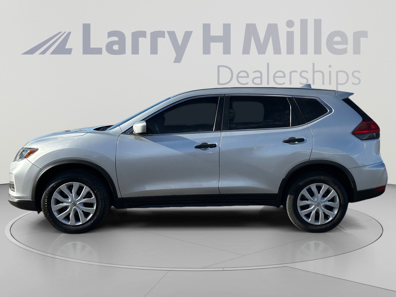 Used 2017 Nissan Rogue S AWD/4WD image 2