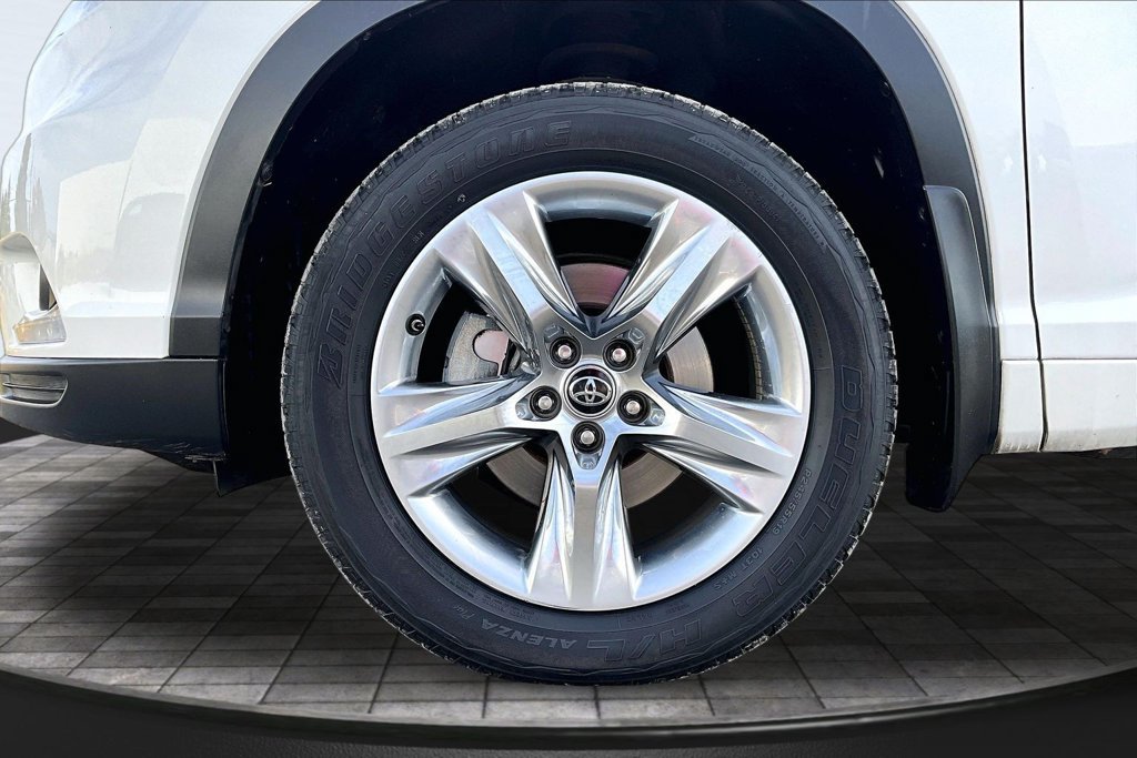 Used 2016 Toyota Highlander Limited w/ Driver Technology Package AWD/4WD image 9