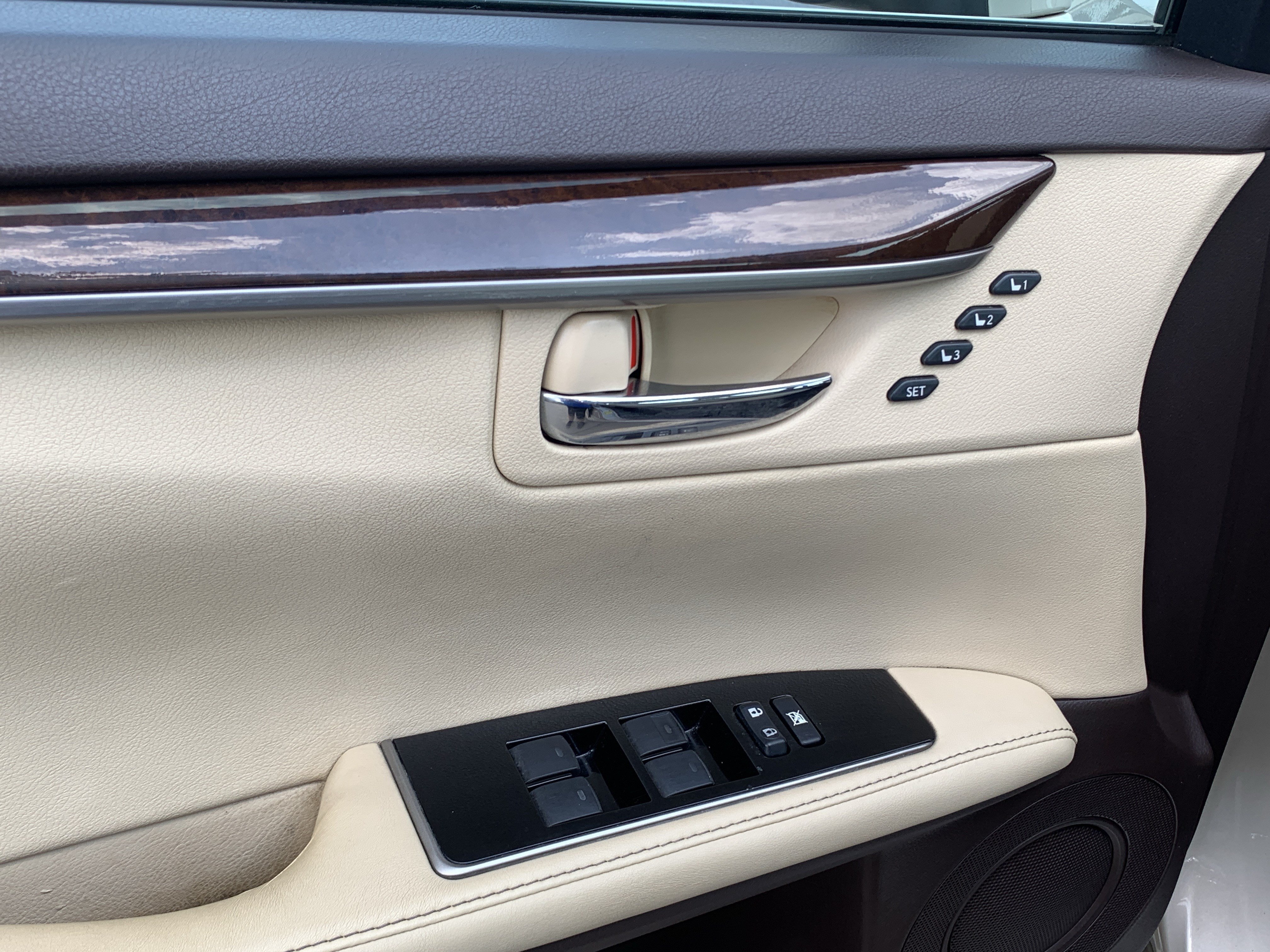 Used 2016 Lexus ES 350 w/ Luxury Package w/Wood Trim FWD image 15