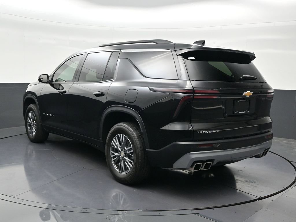 Used 2025 Chevrolet Traverse LT image 3