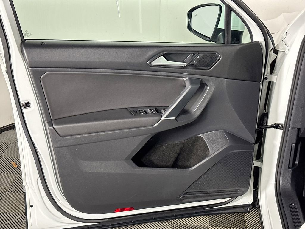 Used 2018 Volkswagen Tiguan SE w/ Panoramic Sunroof Package image 10