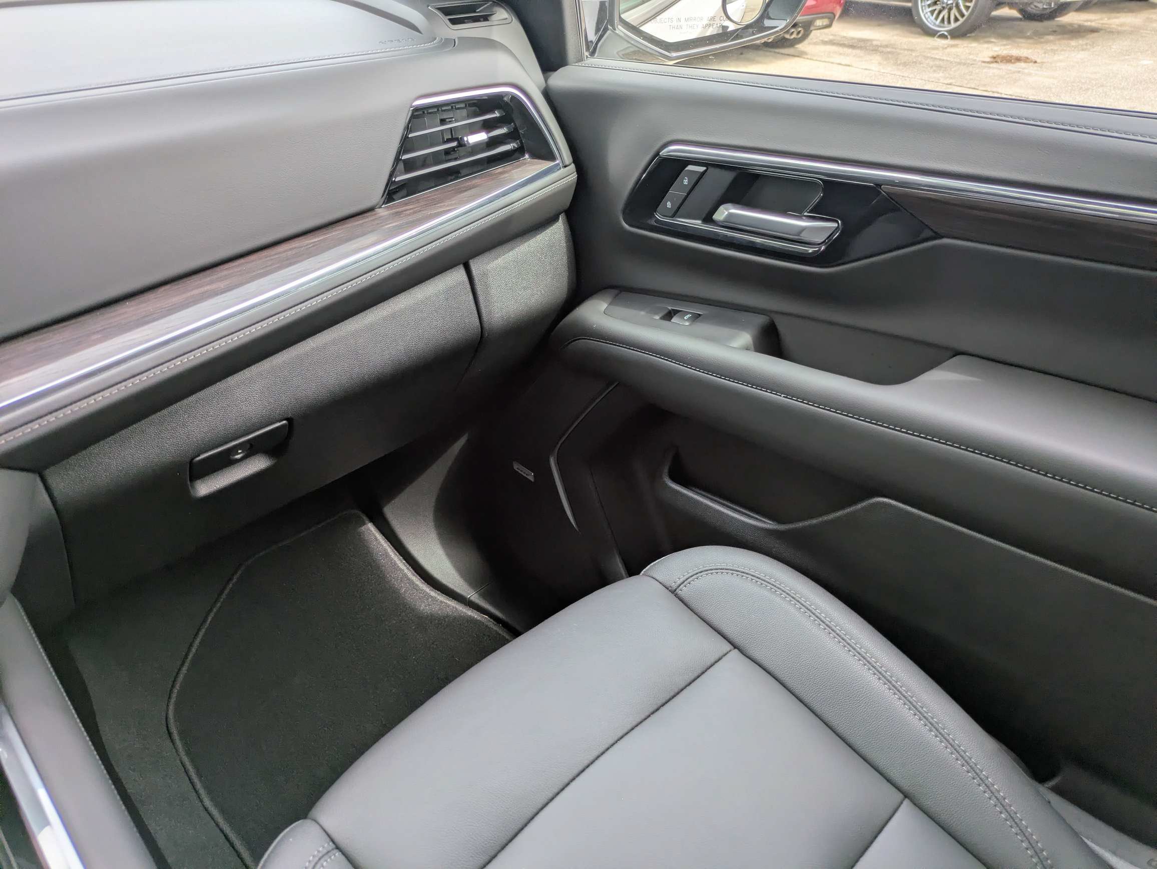 Used 2026 Chevrolet Tahoe Z71 w/ Comfort Package AWD/4WD image 13