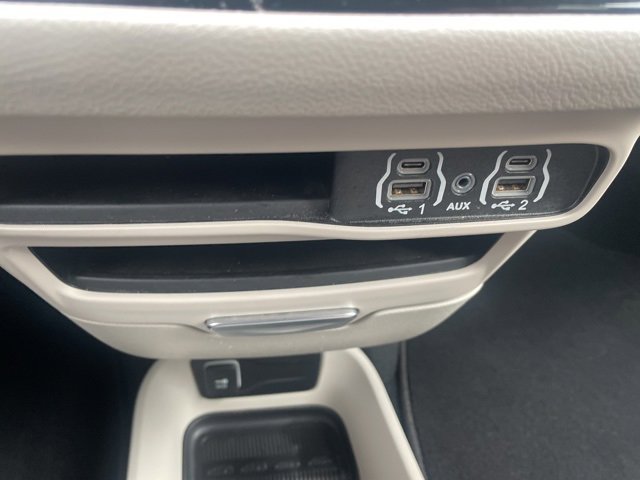 Used 2024 Chrysler Pacifica Touring-L image 26