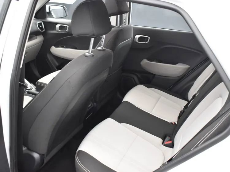 Used 2025 Hyundai Venue SEL image 15