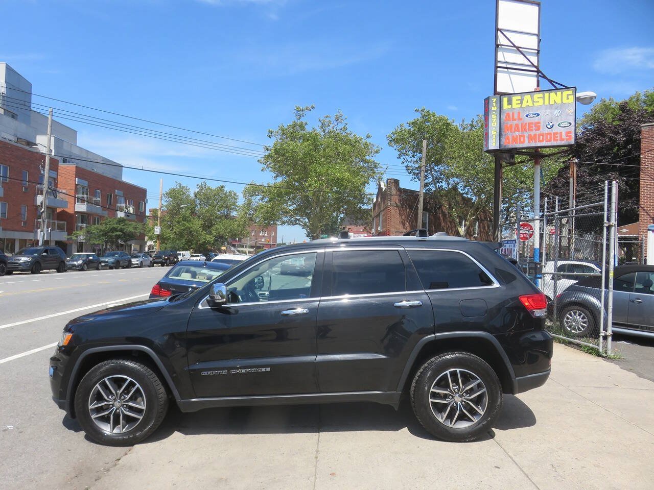 Used 2018 Jeep Grand Cherokee Limited AWD/4WD image 7