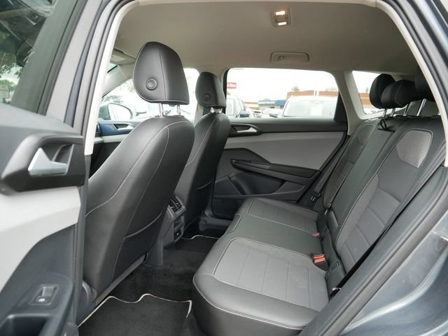 Certified 2023 Volkswagen Taos SE w/ Black Wheel Package AWD/4WD image 17