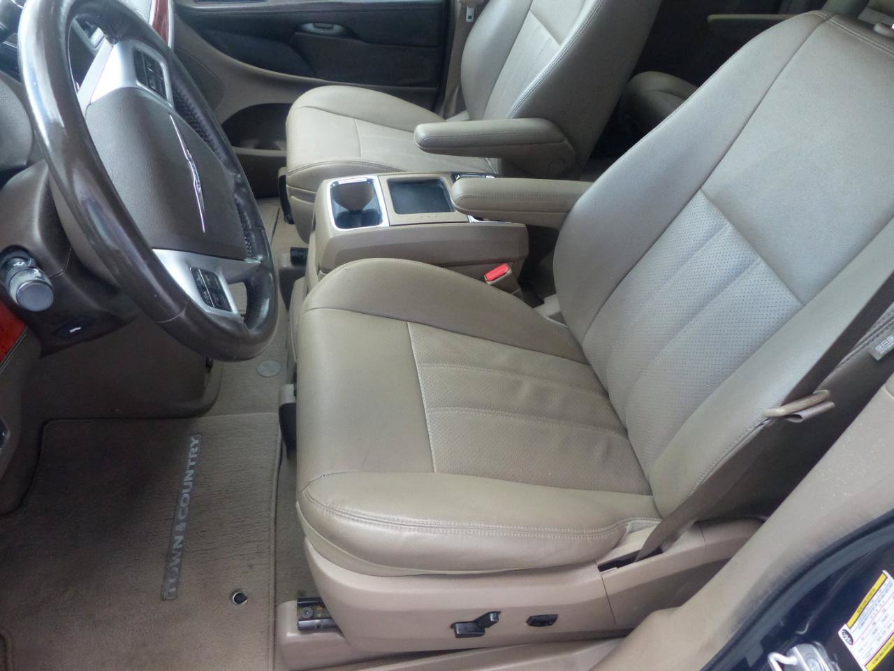 Used 2014 Chrysler Town & Country Touring-L w/ Driver Convenience Group FWD image 23