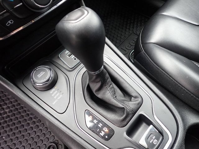 Used 2020 Jeep Cherokee Latitude Plus w/ Cold Weather Group AWD/4WD image 26