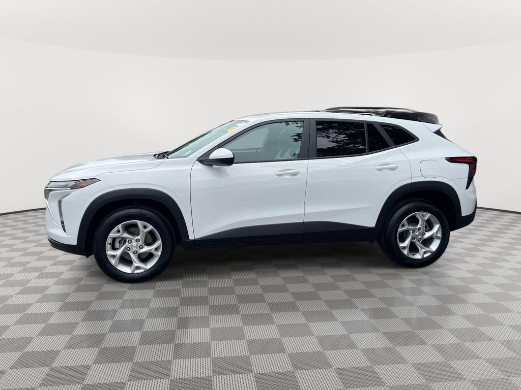 Used 2024 Chevrolet Trax LS w/ LS Convenience Package FWD image 4
