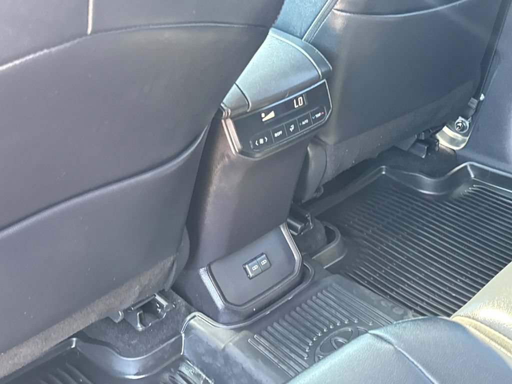 Used 2025 Toyota Highlander XLE AWD/4WD image 40