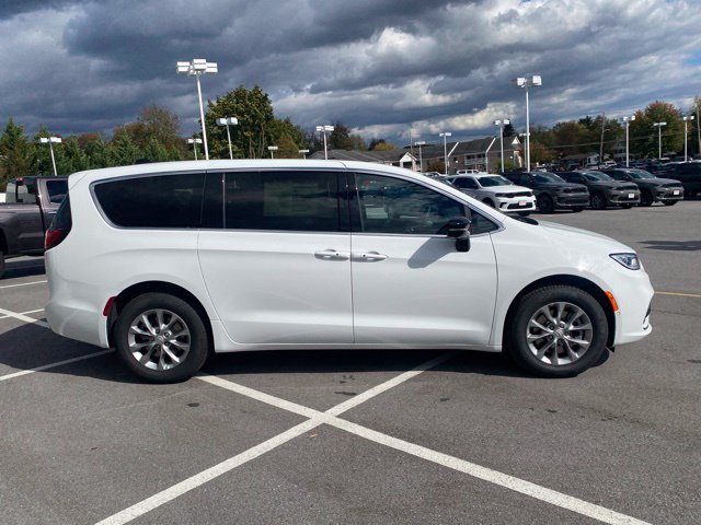 New 2026 Chrysler Pacifica Limited AWD/4WD image 9