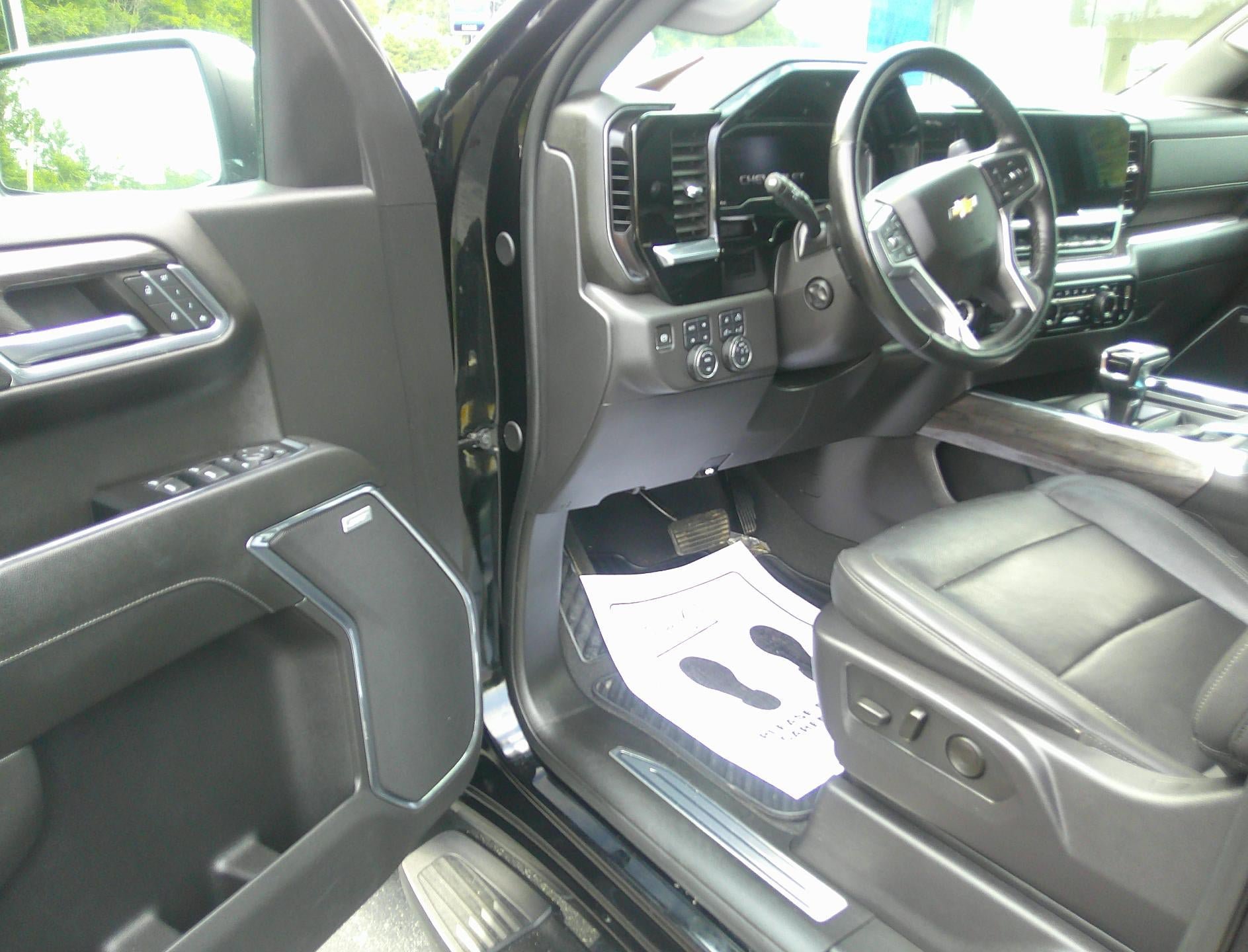 Used 2024 Chevrolet Silverado 1500 LTZ w/ LTZ Convenience Package II AWD/4WD image 9