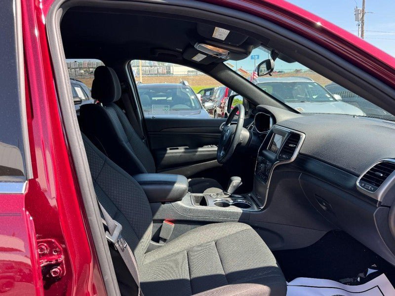 Used 2019 Jeep Grand Cherokee Laredo AWD/4WD image 15