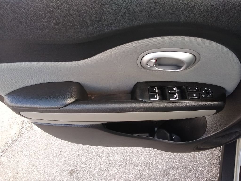 Used 2017 Kia Soul + image 14