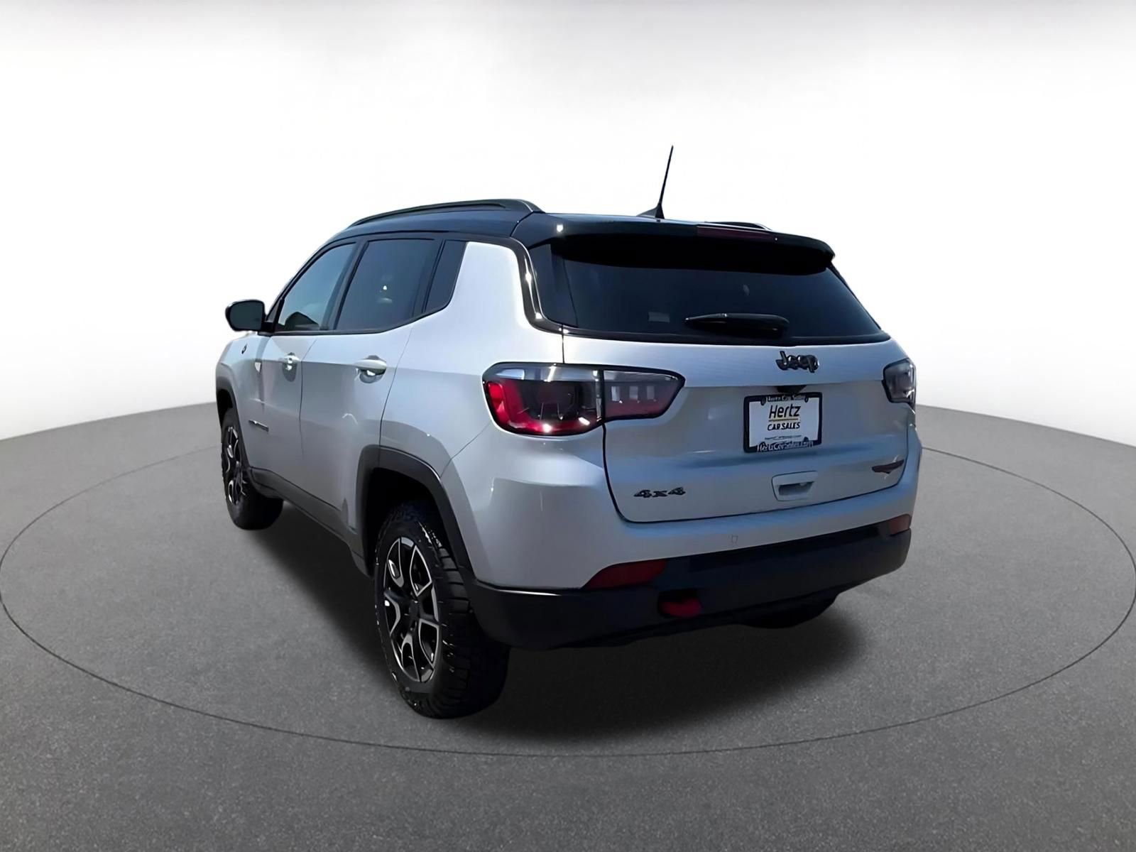 Used 2025 Jeep Compass Trailhawk AWD/4WD image 10