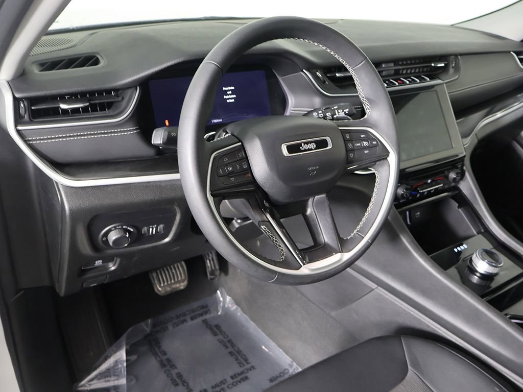 Used 2023 Jeep Grand Cherokee Laredo image 25