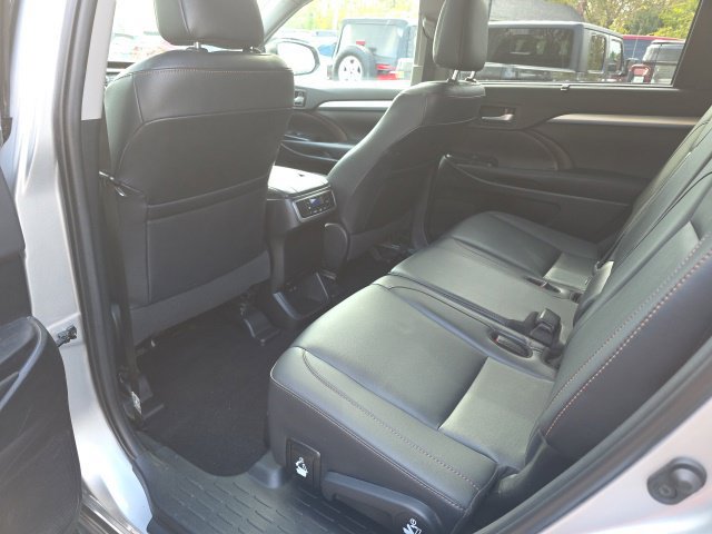 Used 2019 Toyota Highlander XLE AWD/4WD image 17
