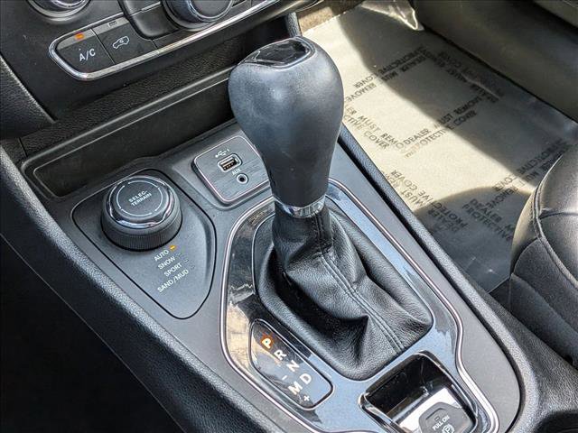 Used 2021 Jeep Cherokee Latitude Plus AWD/4WD image 12