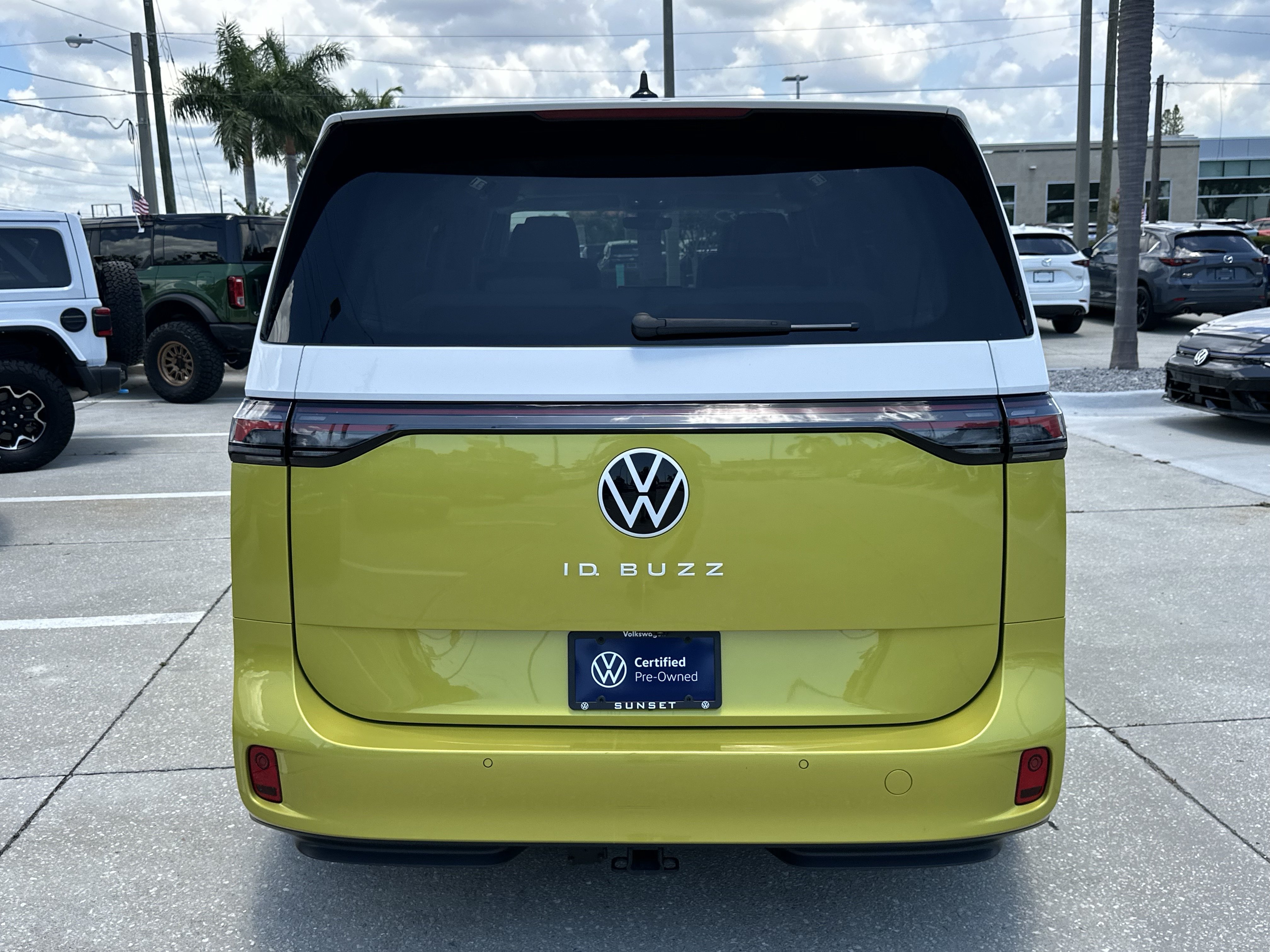 Certified 2025 Volkswagen ID. Buzz Pro S Plus w/ Cupholders Package RWD image 5