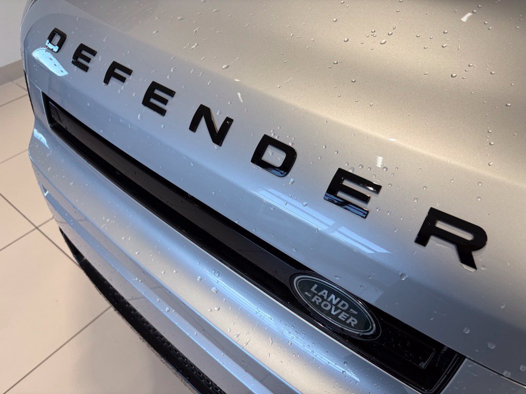 Used 2023 Land Rover Defender 130 X-Dynamic SE AWD/4WD image 9