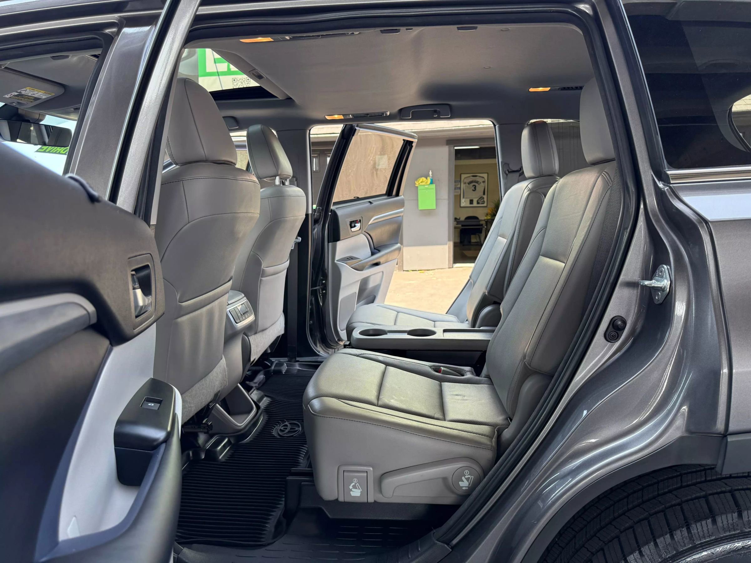 Used 2018 Toyota Highlander Limited image 14