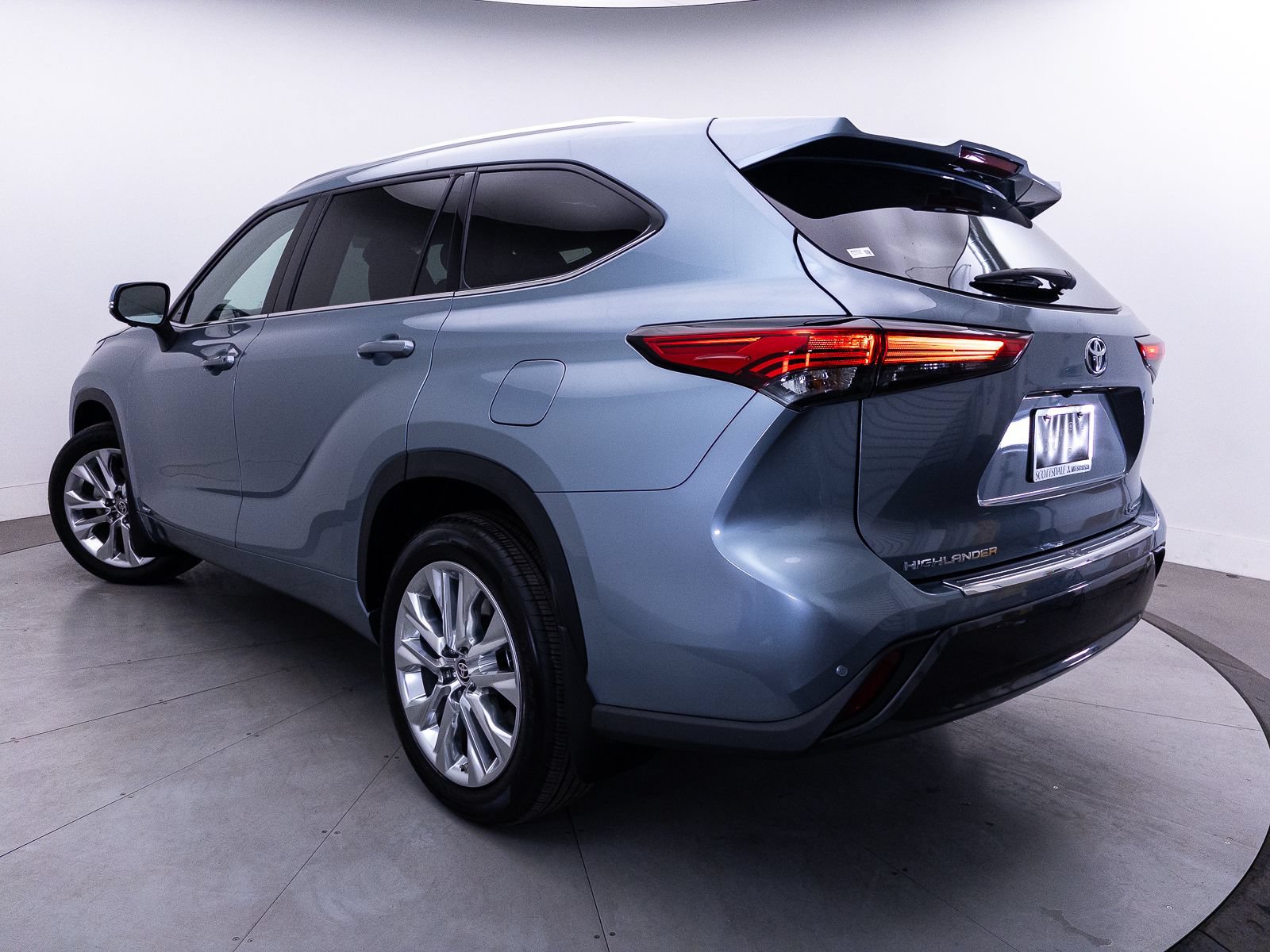 Used 2023 Toyota Highlander Limited AWD/4WD image 3
