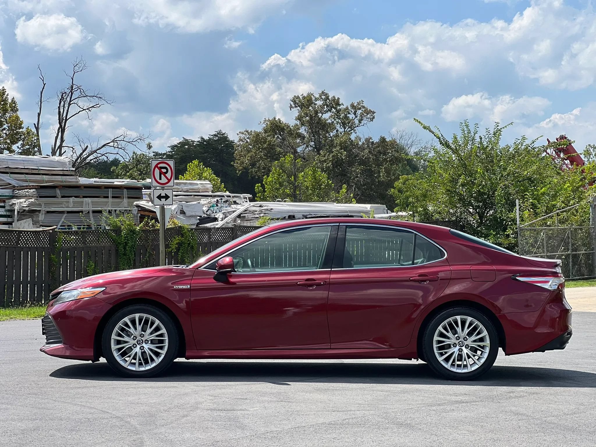 Used 2018 Toyota Camry XLE FWD image 2