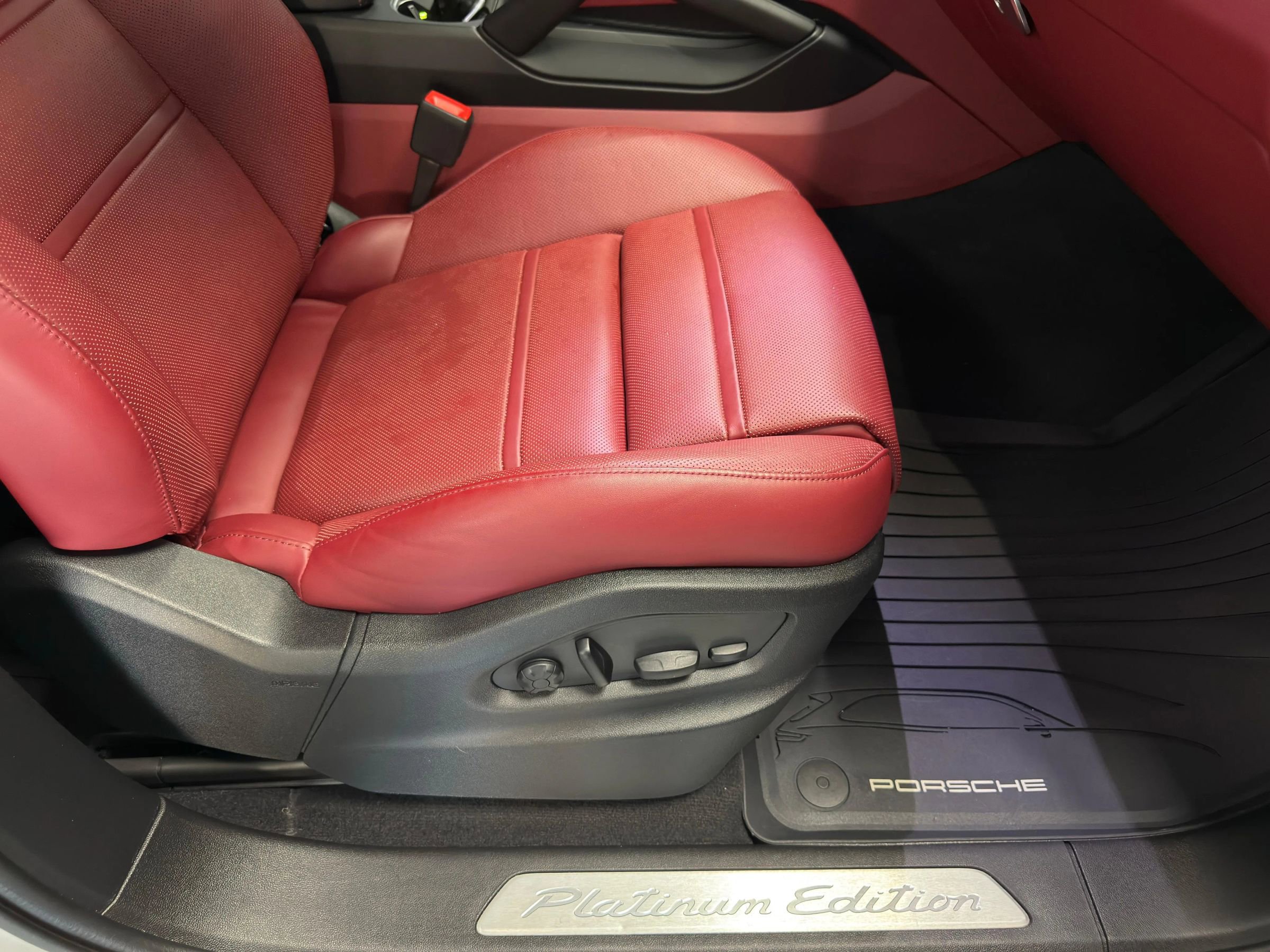 Used 2022 Porsche Cayenne Platinum Edition w/ Premium Package Plus AWD/4WD image 20