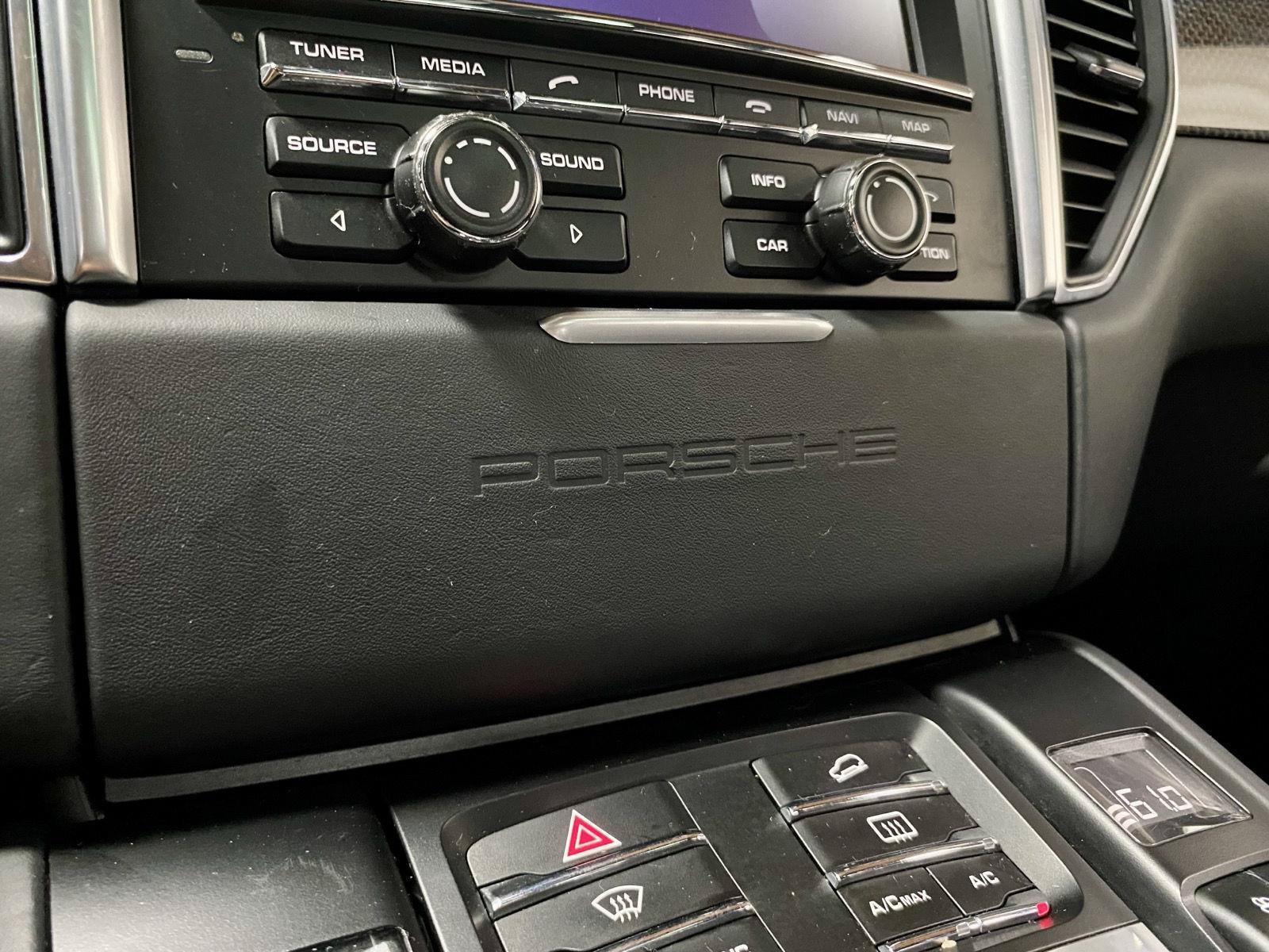 Used 2015 Porsche Macan Turbo AWD/4WD image 34