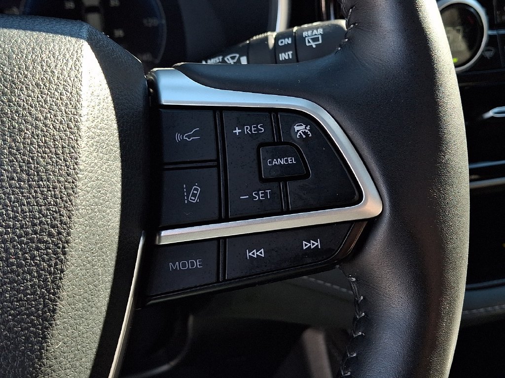Used 2024 Toyota Highlander Limited AWD/4WD image 23