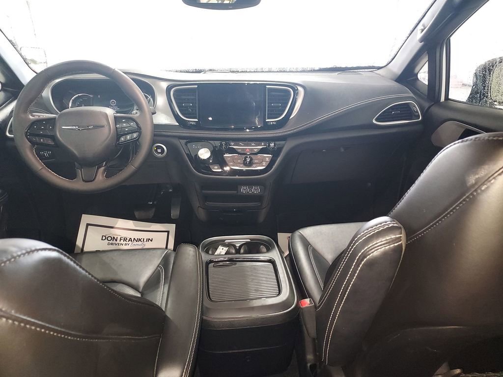 Used 2024 Chrysler Pacifica Select image 10