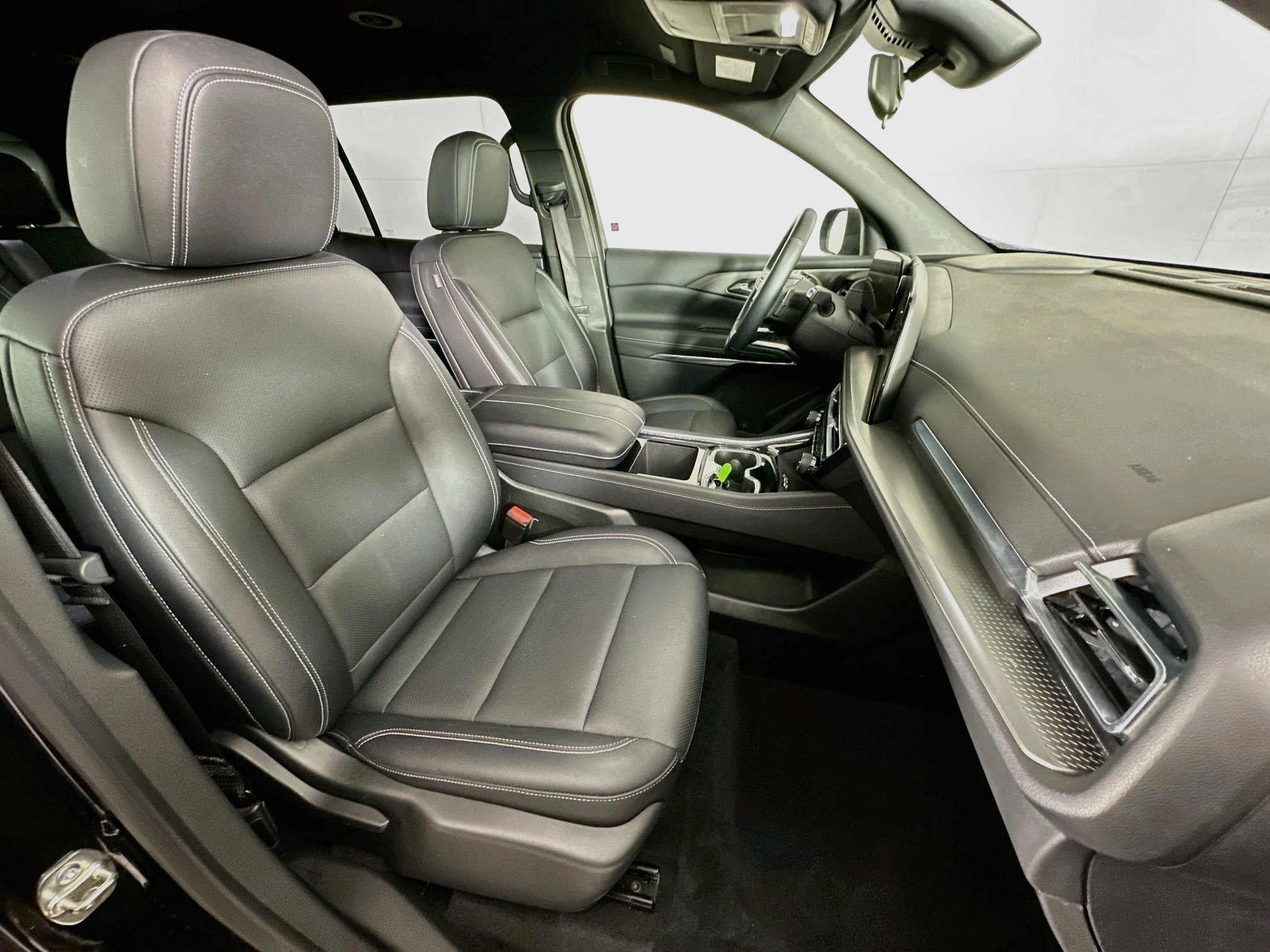 Used 2025 Chevrolet Traverse LT FWD image 32