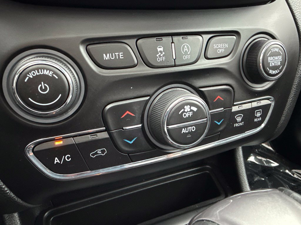 Used 2020 Jeep Cherokee Limited AWD/4WD image 23