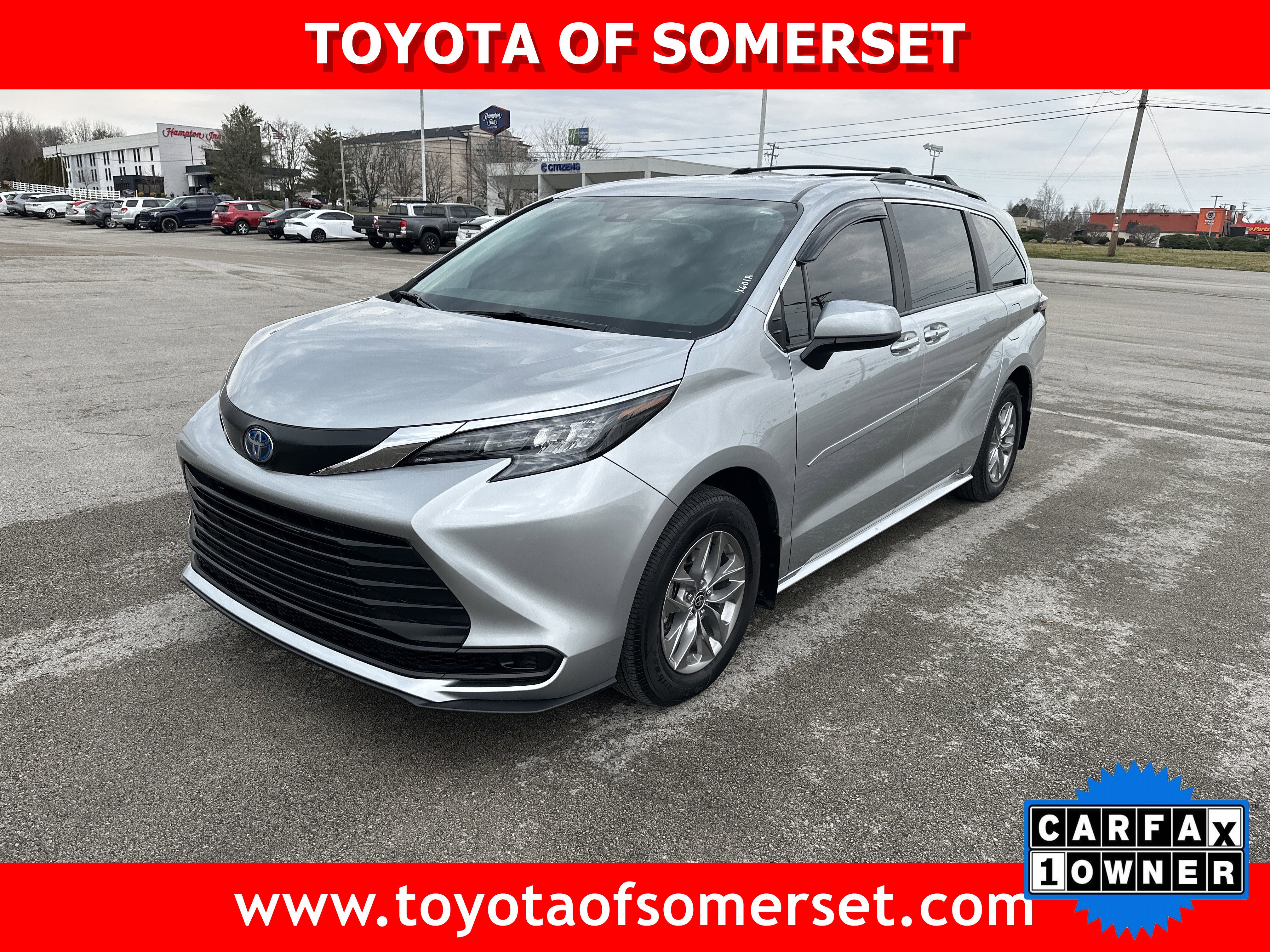 Used 2025 Toyota Sienna LE image 1