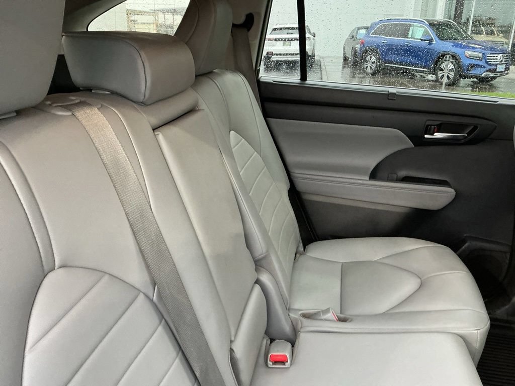 Used 2020 Toyota Highlander XLE AWD/4WD image 22