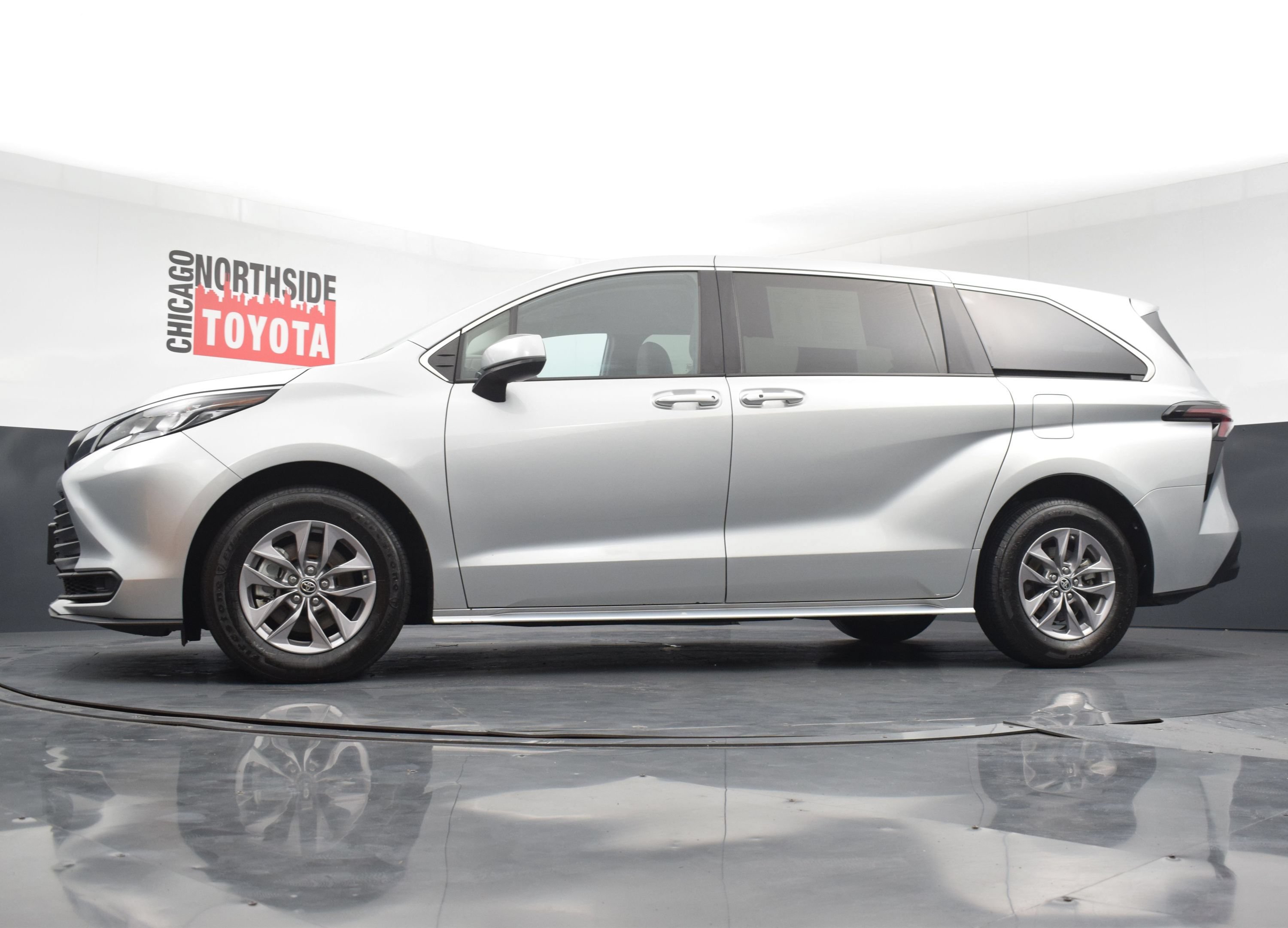 Used 2025 Toyota Sienna LE FWD image 26
