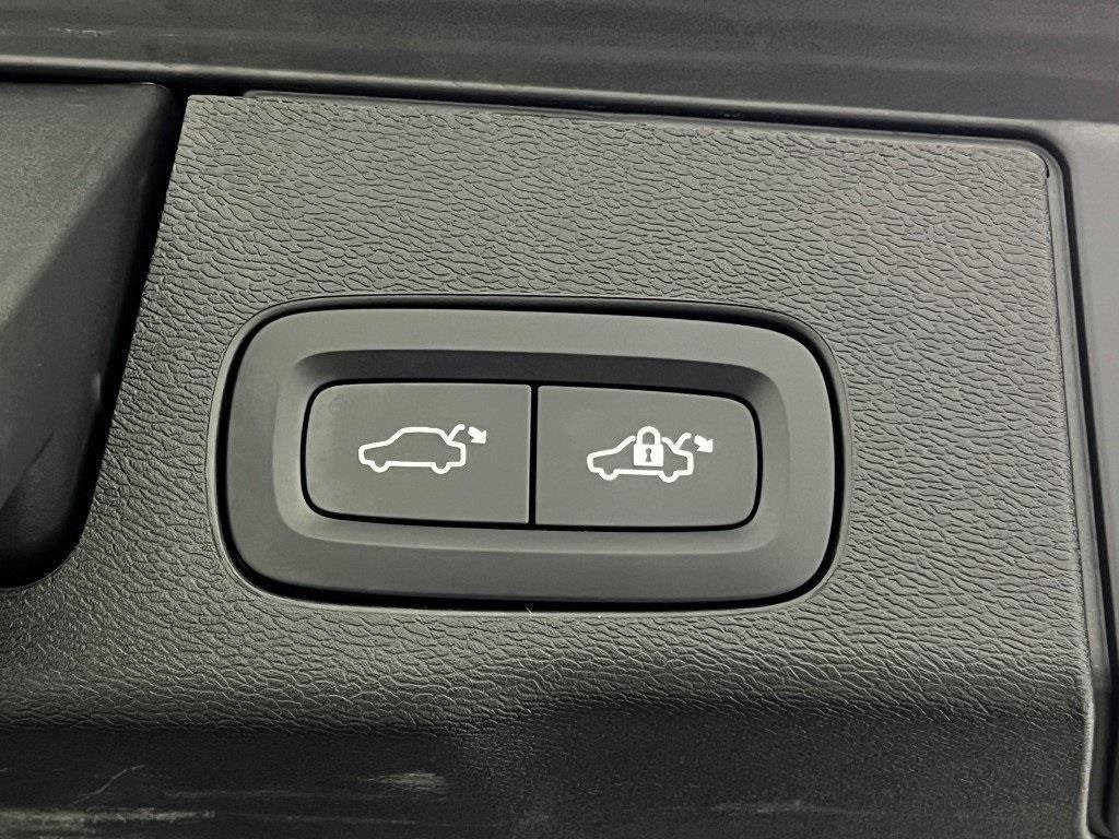 Used 2022 Volvo XC60 B5 Momentum image 17