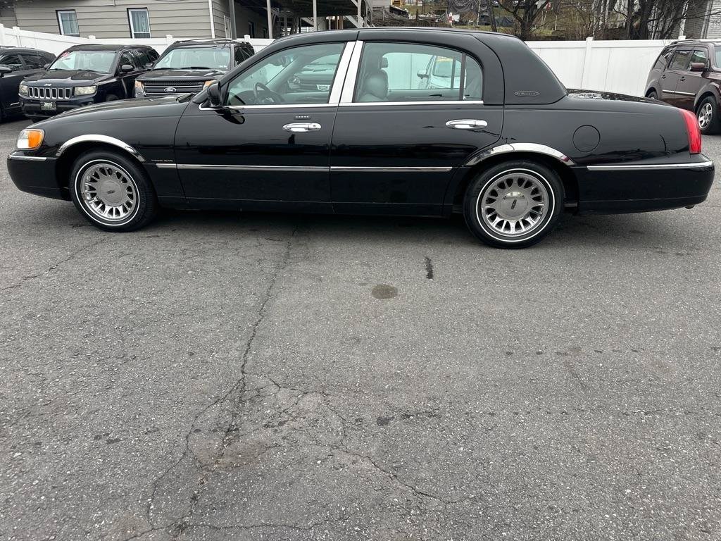 Used 2002 Lincoln Town Car Cartier RWD image 3