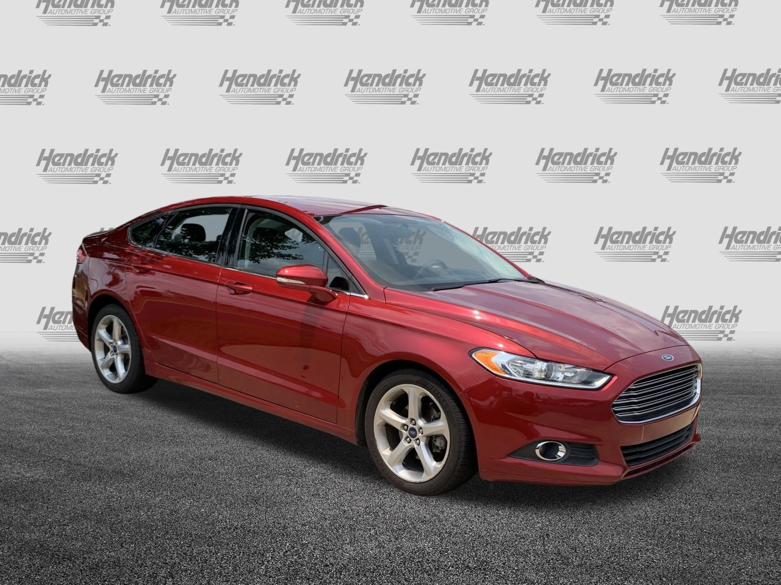 Used 2016 Ford Fusion SE FWD image 2