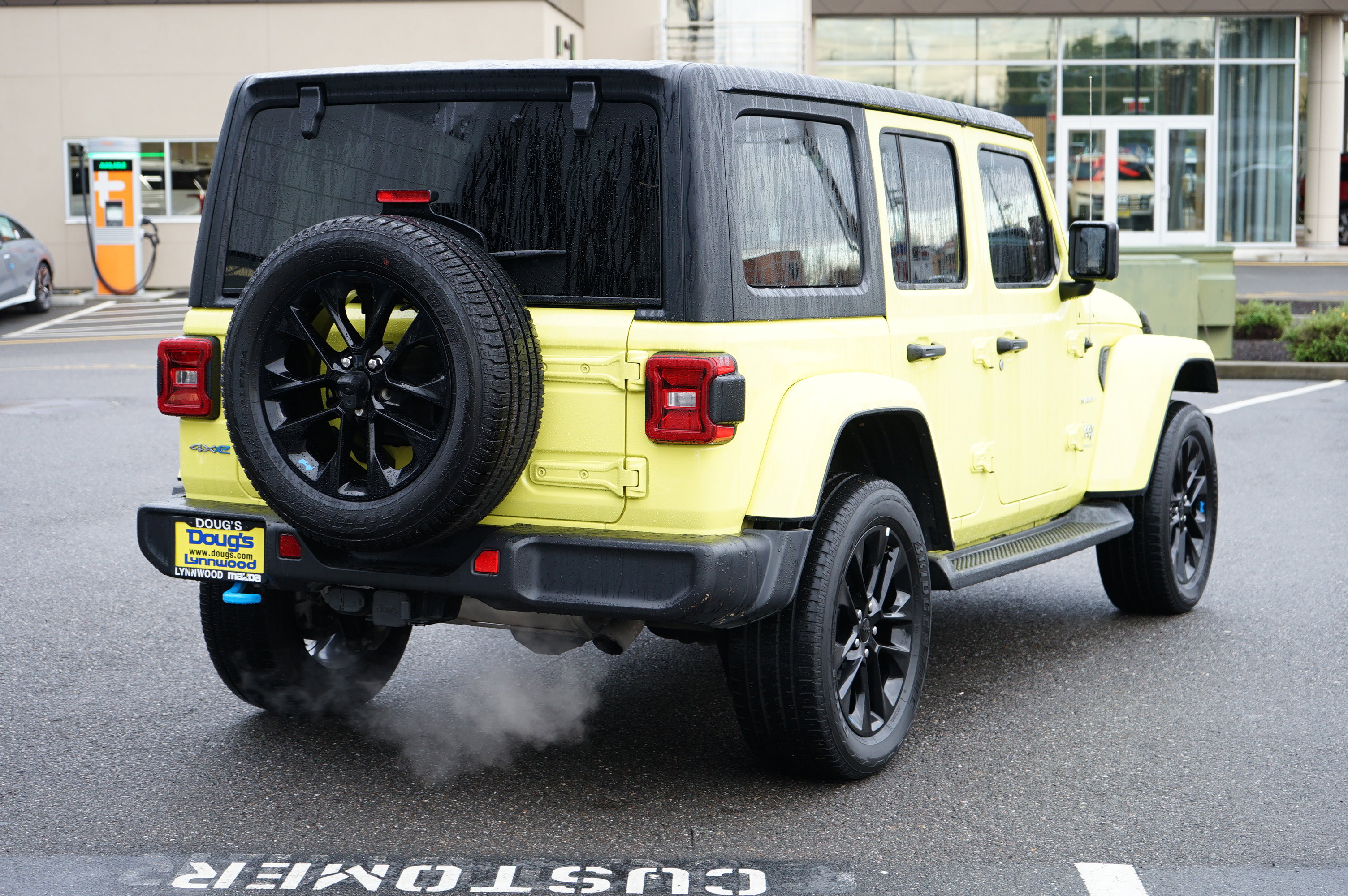 Used 2023 Jeep Wrangler Sahara w/ Cold Weather Group AWD/4WD image 3
