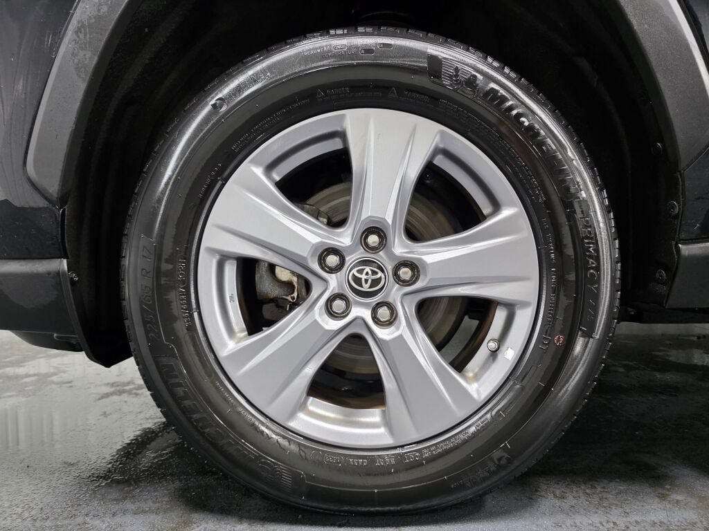 Used 2022 Toyota RAV4 LE AWD/4WD image 5